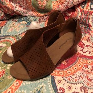 Pierre Dumas side cut-out wedges